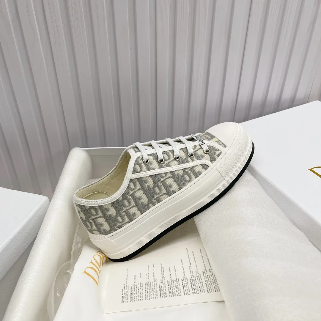 👟👟Ex-factory price 520👟👟 Women's shoes factory ready stock high quality Dior )Flat sneakers are made of fully embroidered iconic patterns💎💎♦️Top quality in the market🎗Breaking hot model in foreign counters🎗Non-market ordinary imitation version🎗🔳The fabric is made of Italian🇮🇹imported fabric❗️Embroidered upper, original mold injection Logo frosted five-pointed star outsole🔳Inside imported lambskin + high elasticity injection molding mold Logo foam pads Number of yards: 35 to 41